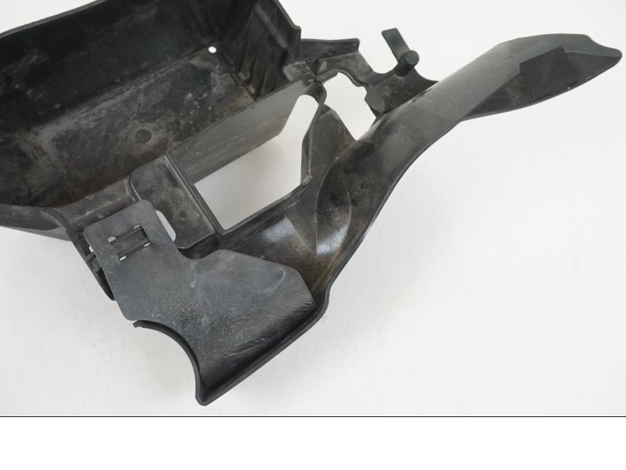 Snett uppifrån på Batterihållare från en Kawasaki ER-6F -2016 motorcykel.