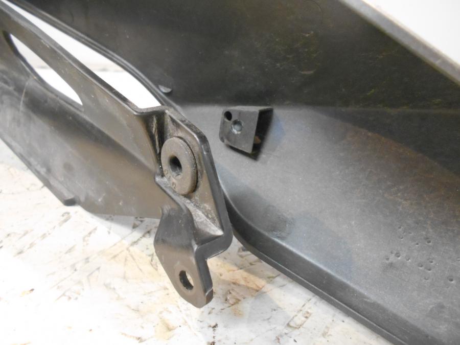 Vänster sida på Bakvinge från en BMW K 1300 R -2009 motorcykel.