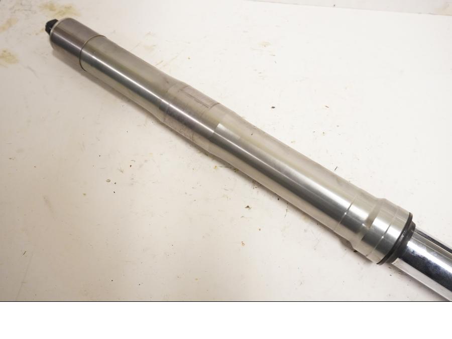 Höger sida på Gaffelben från en Honda CBR 900 RR -2000 motorcykel.