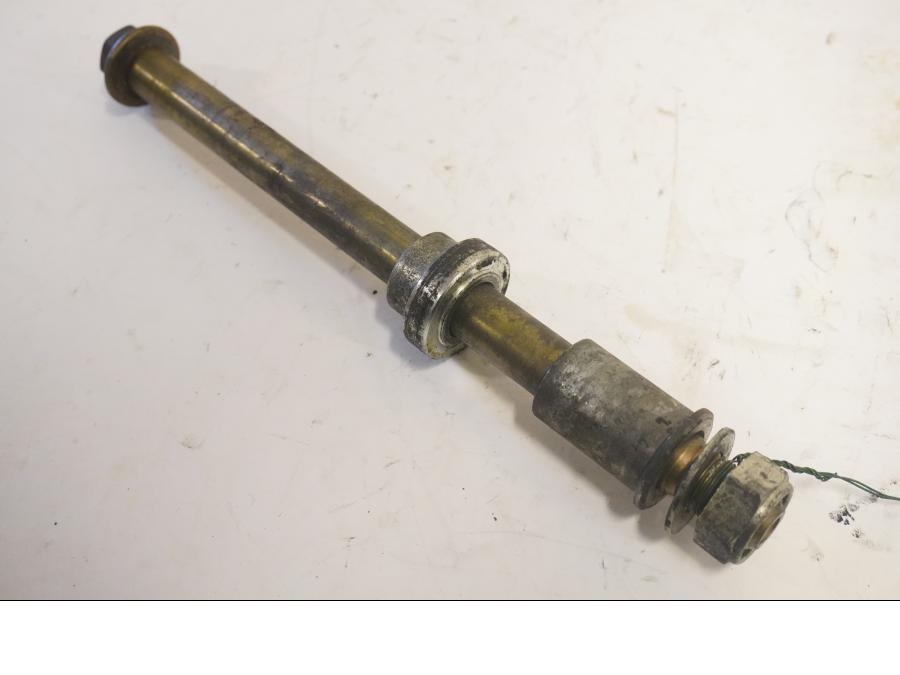 Framsidan på <p>Axel fram från Triumph Tiger 955i 2004.</p>

<p>Med distanser</p> motorcykel.