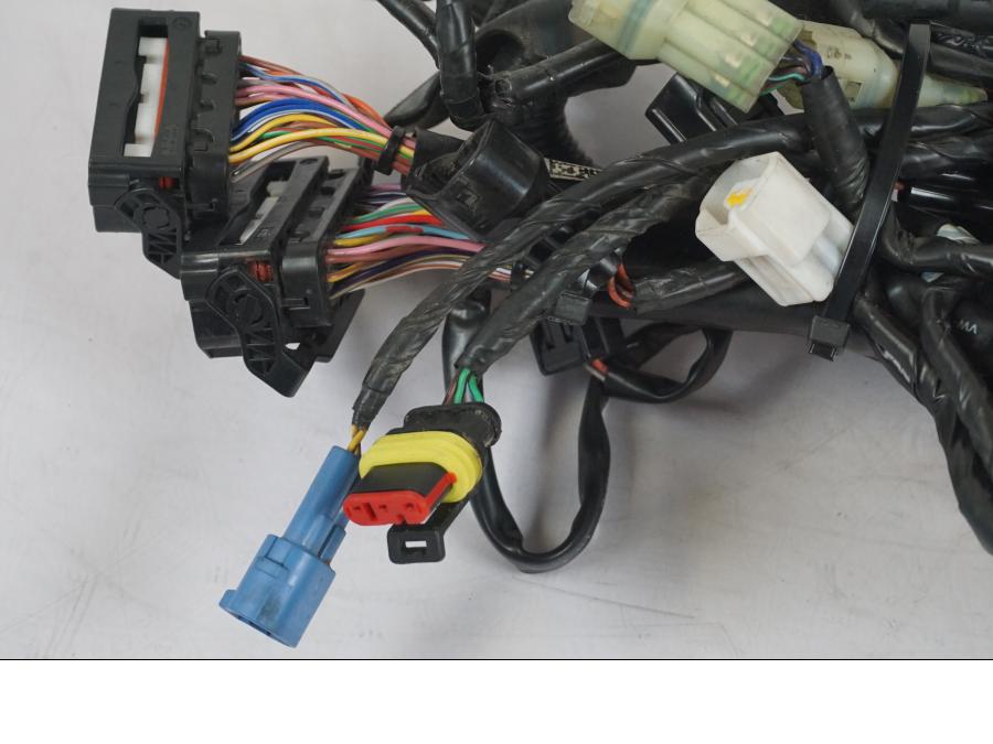 Snett nerifrån på Kabelstam från en KTM 1290 Super Duke R -2018 motorcykel.