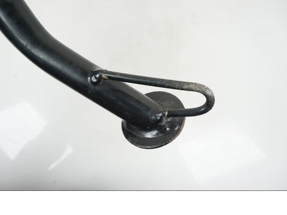 Snett uppifrån på Sidostöd från en KTM 125 Duke -2023 motorcykel.