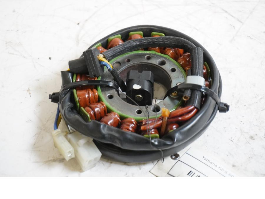 Framsidan på Generator från en Yamaha FZ-S 600 -1998 motorcykel.