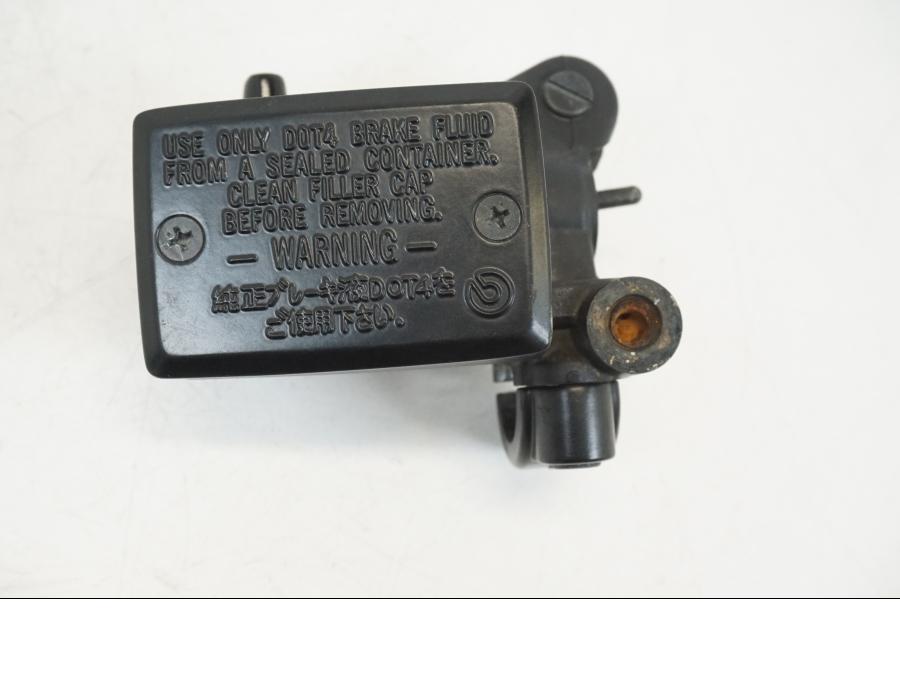 Vänster sida på Bromshuvudcylinder från en Yamaha XSR 700 -2016 motorcykel.