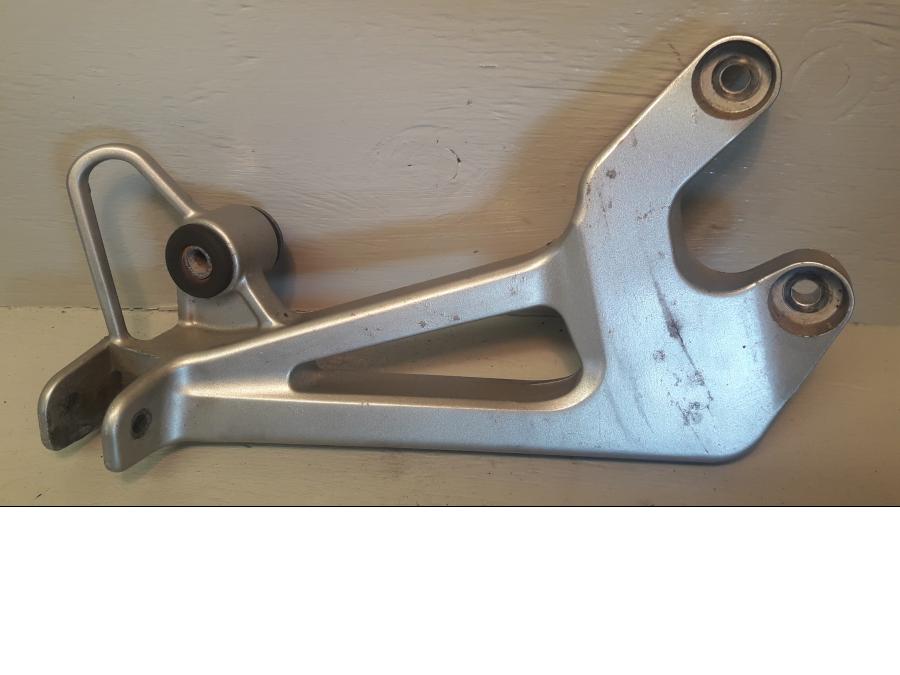 Framsidan på Fotpinnefäste från en Honda VFR 800 -2000 motorcykel.