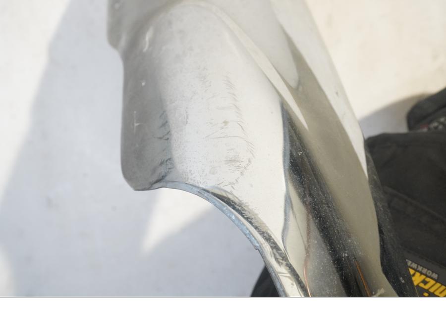 Snett uppifrån på Ljuddämpardekor från en BMW K 1200 LT -2004 motorcykel.