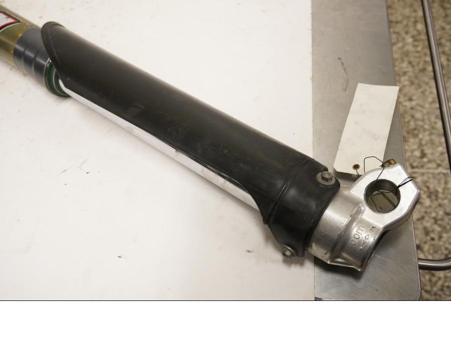 Baksidan på Gaffelben från en KTM 625 SC SM -2002 motorcykel.