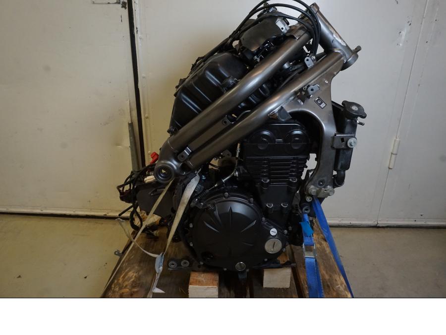 Vänster sida på Motorpaket från en Kawasaki ER-6N -2012 motorcykel.