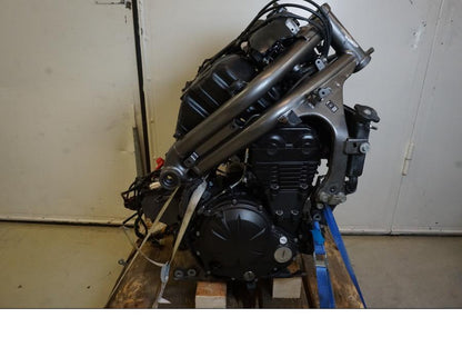 Vänster sida på Motorpaket från en Kawasaki ER-6N -2012 motorcykel.