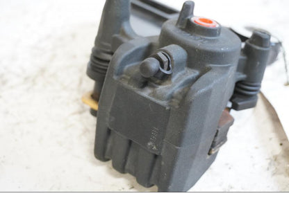 Baksidan på Bromsok från en Kawasaki ER-6N -2006 motorcykel.