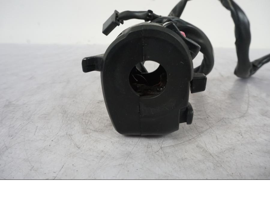 Baksidan på Styrelreglage från en Kawasaki Versys 650 -2014 motorcykel.