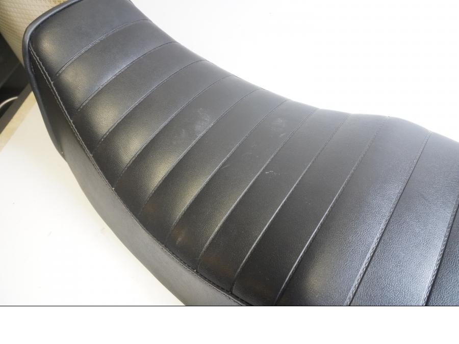 Baksidan på Sadel från en Kawasaki GPZ 1100 -1985 motorcykel.