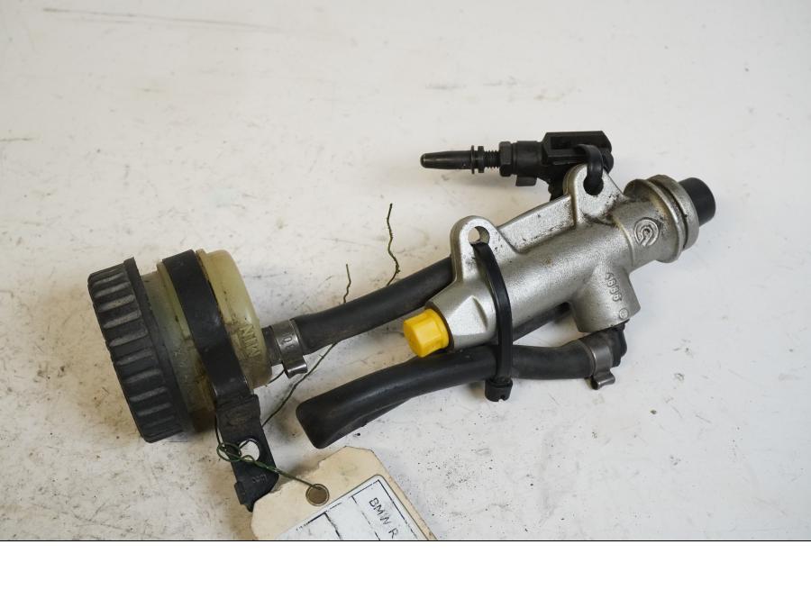 Framsidan på Bromshuvudcylinder från en BMW R 1200 GSA -2008 motorcykel.