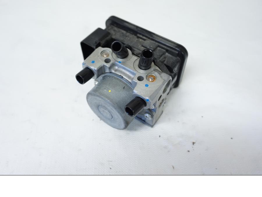 Framsidan på ABS Modulator från en Kawasaki Z 800 -2013 motorcykel.