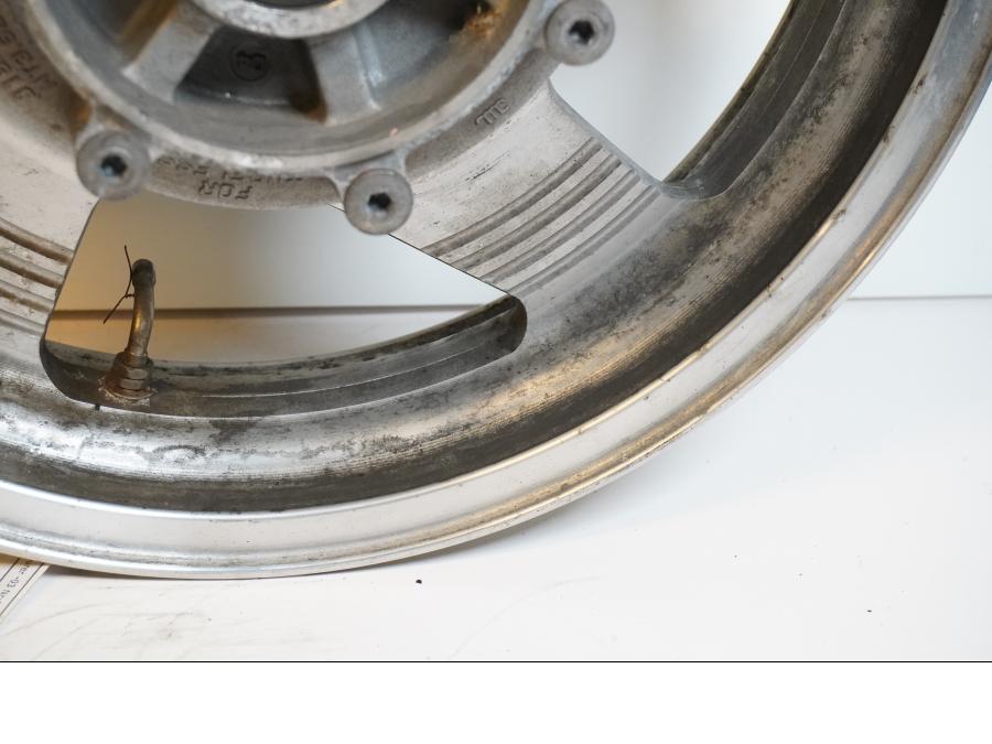 Vänster sida på Fälg från en Kawasaki VN 1500 Classic Tourer -2003 motorcykel.