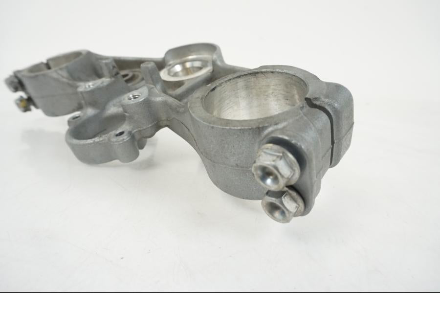 Snett nerifrån på Gaffelkrona från en Honda XL 1000 V -2008 motorcykel.