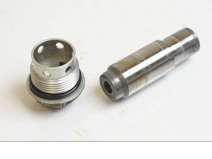 Höger sida på Kamkedjesträckare från en KTM 1190 Adventure -2015 motorcykel.