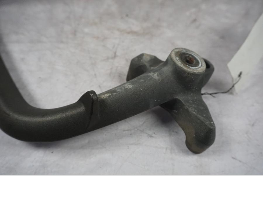 Baksidan på Passagerarhandtag från en Triumph Tiger Explorer -2016 motorcykel.