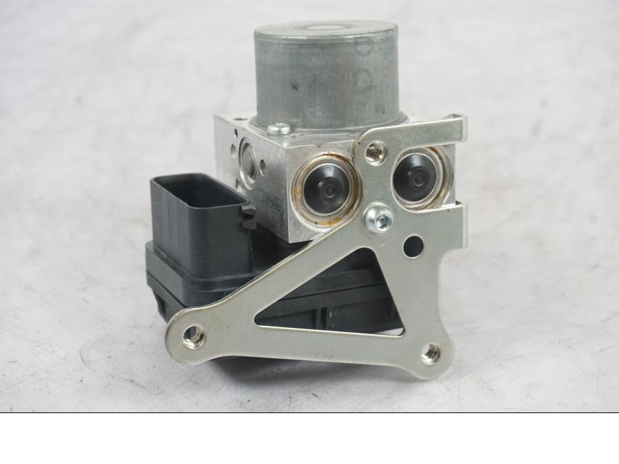 Baksidan på ABS Modulator från en Yamaha MT-09 -2020 motorcykel.