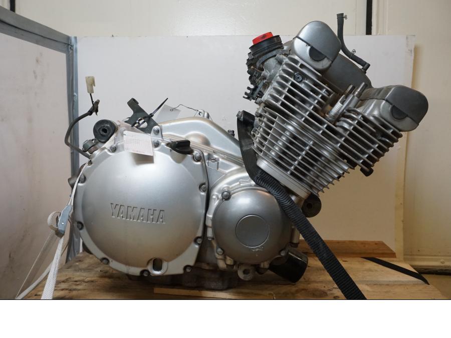 Framsidan på Motor från en Yamaha XJ 900 S -1997 motorcykel.