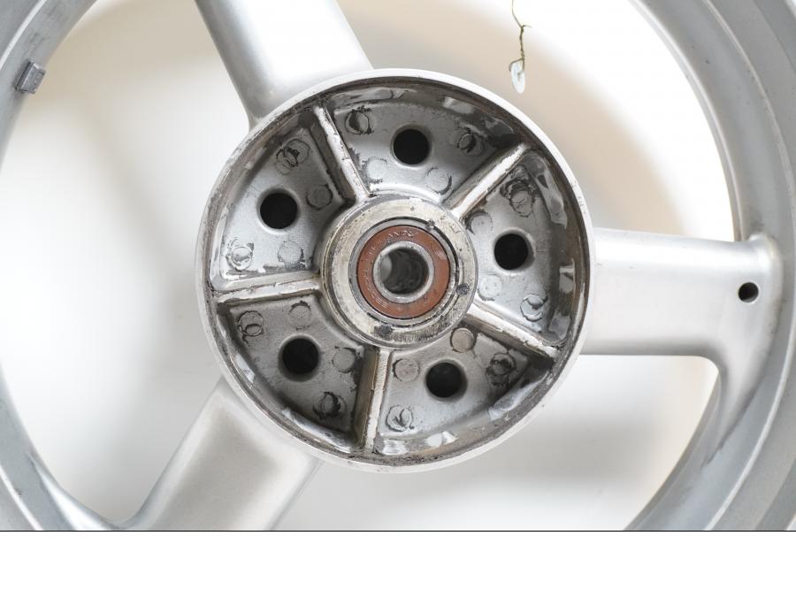 Baksidan på Fälg från en Triumph Sprint RS -2000 motorcykel.