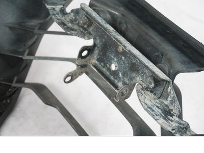 Snett nerifrån på Hasplåt från en KTM 390 Duke -2018 motorcykel.