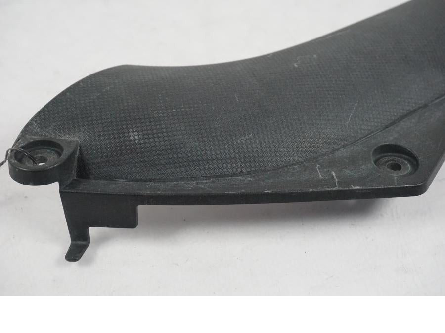 Snett nerifrån på Värmeskydd från en Kawasaki ZX-6R -2005 motorcykel.