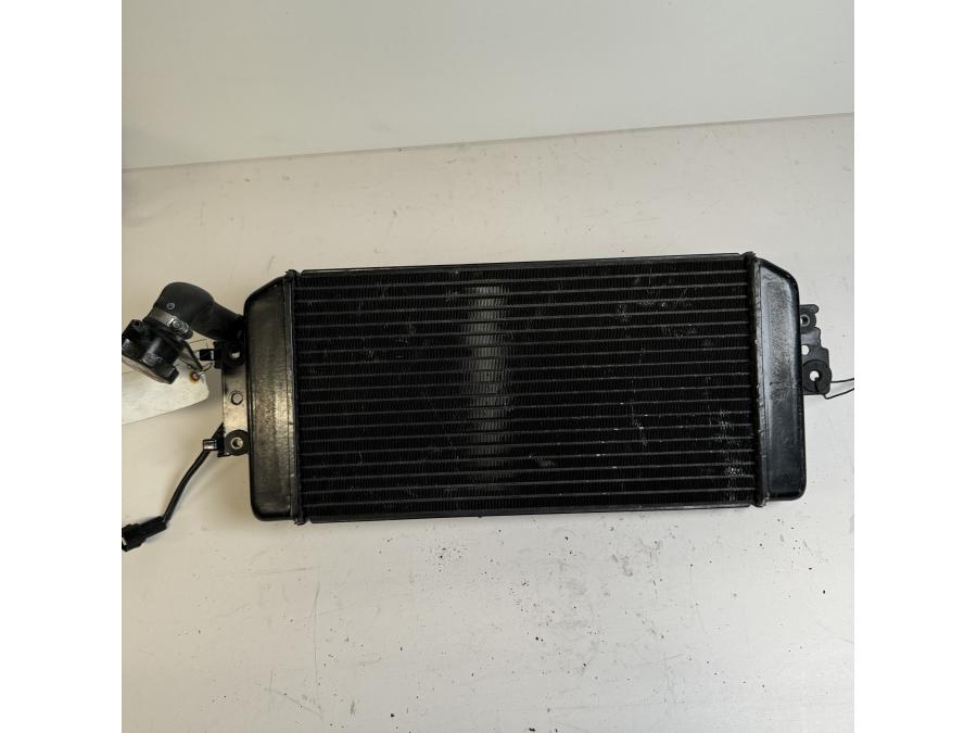 Framsidan på Vattenkyl från en Suzuki VL 800 -2004 motorcykel.