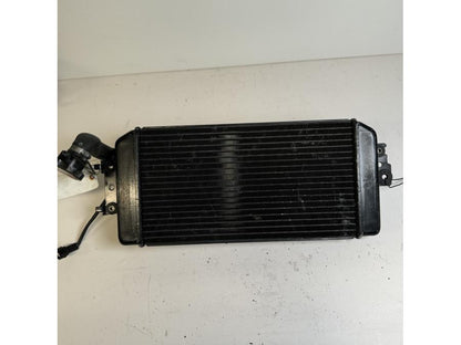 Framsidan på Vattenkyl från en Suzuki VL 800 -2004 motorcykel.