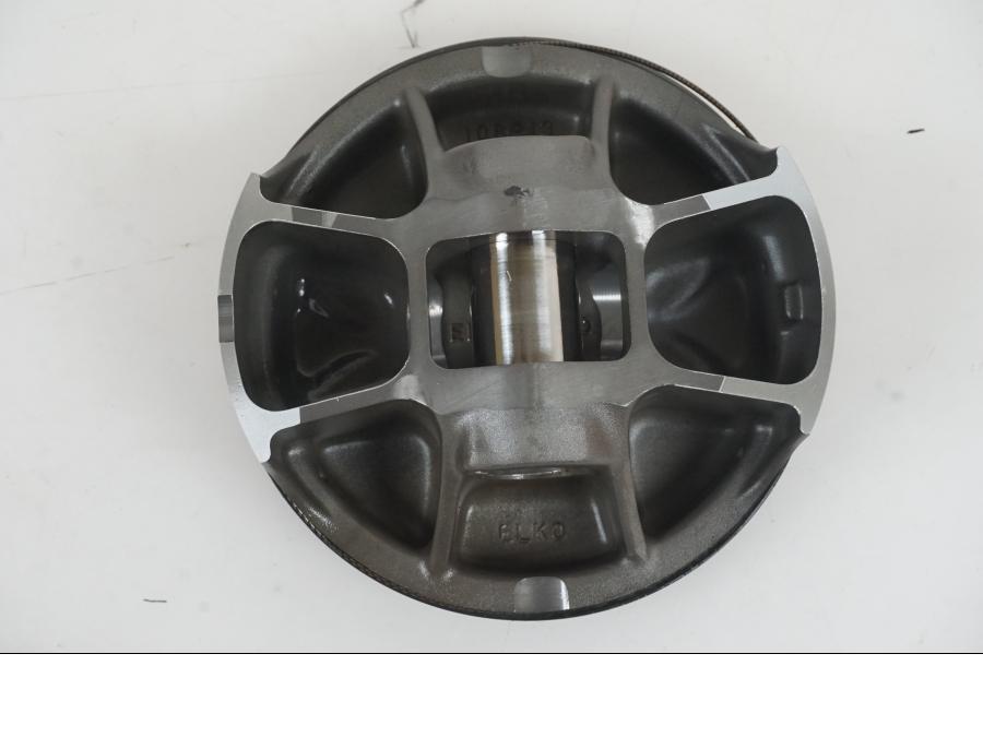 Snett nerifrån på Kolv från en KTM 1290 Super Duke R -2021 motorcykel.