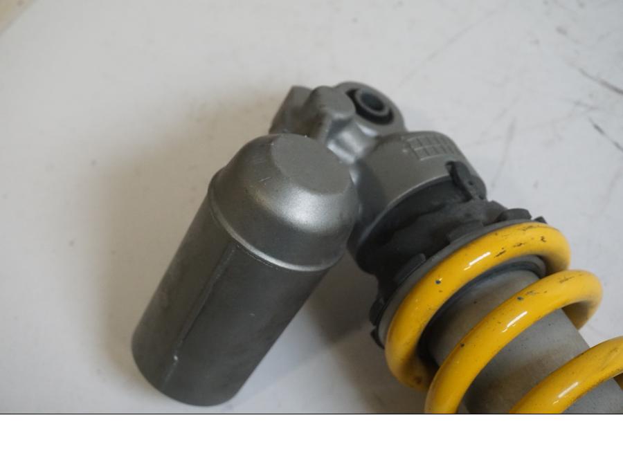 Snett uppifrån på Stötdämpare från en Yamaha YZF R6 -1999 motorcykel.