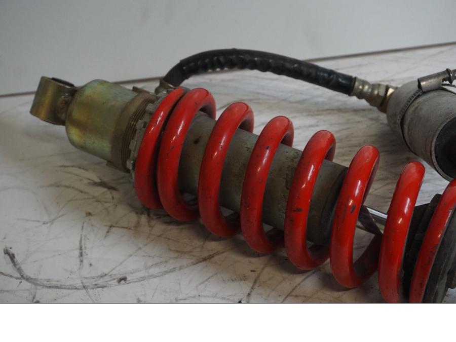 Snett uppifrån på Stötdämpare från en Triumph Speed Triple -2001 motorcykel.