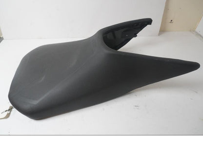 Baksidan på Sadel från en KTM 125 Duke -2017 motorcykel.