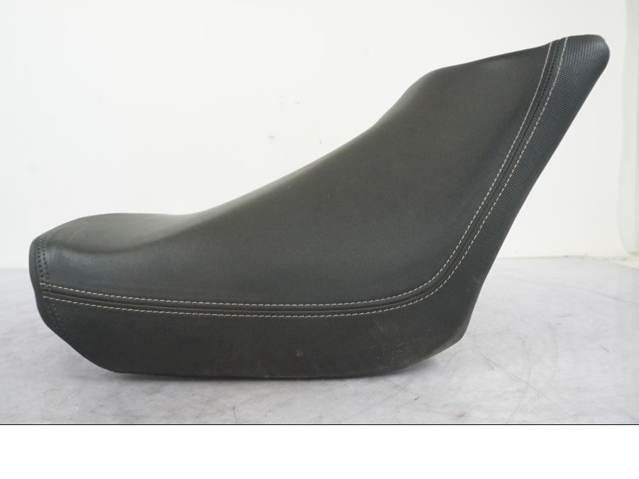 Höger sida på Sadel från en Triumph Tiger Explorer -2013 motorcykel.