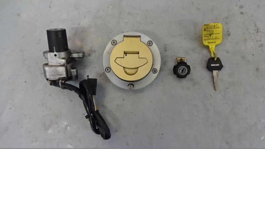 Framsidan på Låssats från en Ducati ST2 -2001 motorcykel.