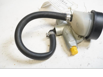 Baksidan på Bromshuvudcylinder från en BMW S 1000 RR -2010 motorcykel.