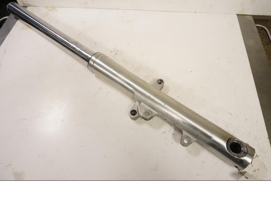 Framsidan på Gaffelben från en Yamaha XVZ 13TD -1999 motorcykel.