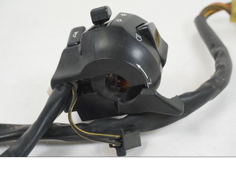 Vänster sida på Styrelreglage från en Suzuki GSX-R 750 -2001 motorcykel.