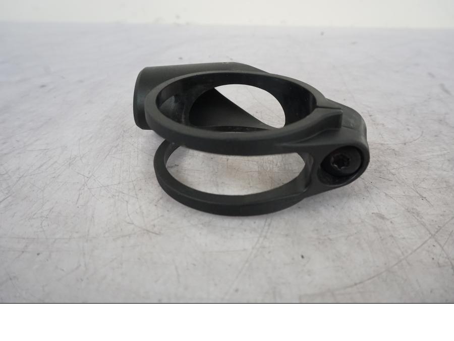 Baksidan på Blinkersfäste från en KTM 1290 Super Duke R -2023 motorcykel.