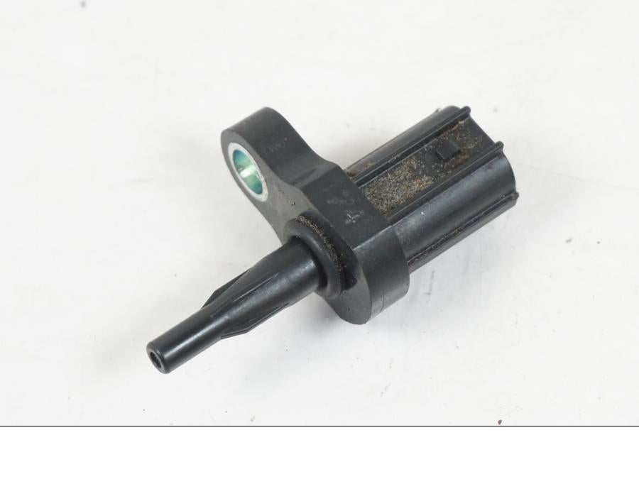 Framsidan på Luftburksensor från en Kawasaki ER-6F -2010 motorcykel.