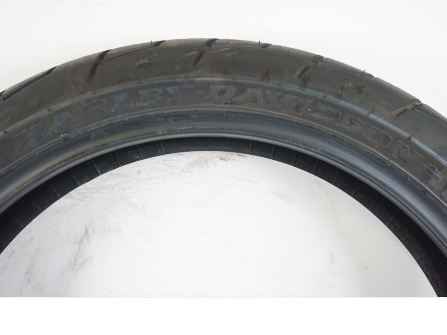 Höger sida på <p>Begagnad däck av märket Michelin och modell Scorcher "31" Harley Davidson.</p>

<p>Dimension 130/70-18.63H </p>

<p>Mönsterdjup ca.4mm 70%</p>

<p>Tillv.03/2022</p> moped.