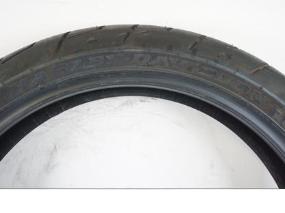Höger sida på <p>Begagnad däck av märket Michelin och modell Scorcher "31" Harley Davidson.</p>

<p>Dimension 130/70-18.63H </p>

<p>Mönsterdjup ca.4mm 70%</p>

<p>Tillv.03/2022</p> moped.