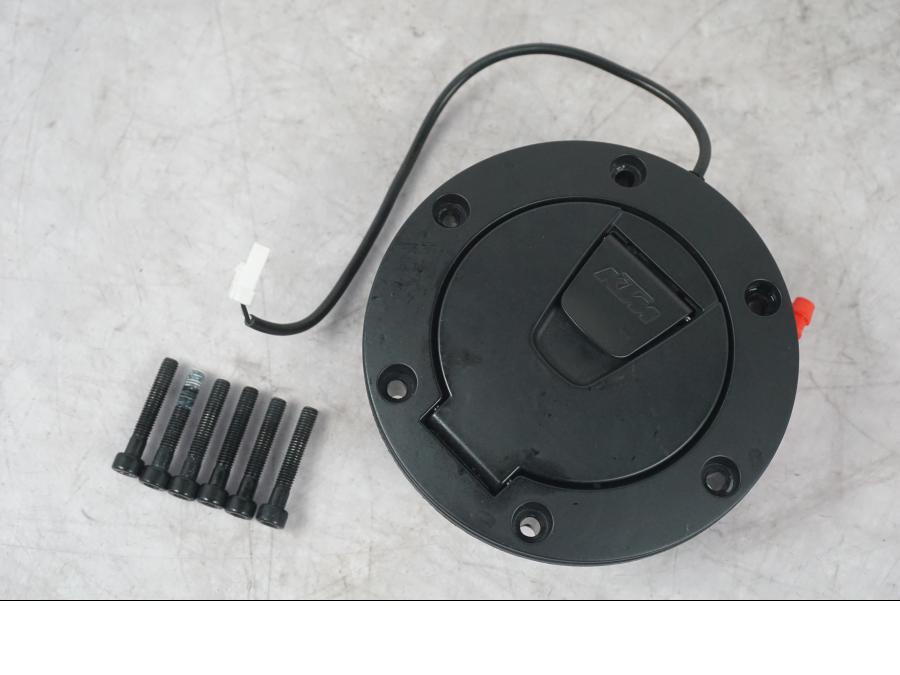 Framsidan på Bensintanklucka från en KTM 1290 Super Duke R -2022 motorcykel.