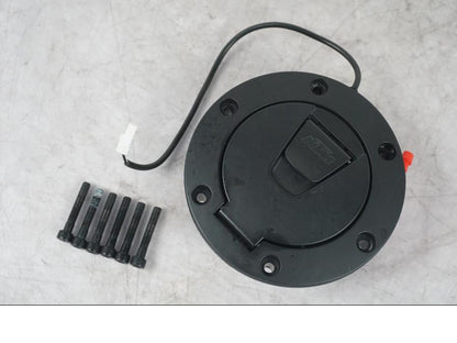 Framsidan på Bensintanklucka från en KTM 1290 Super Duke R -2022 motorcykel.