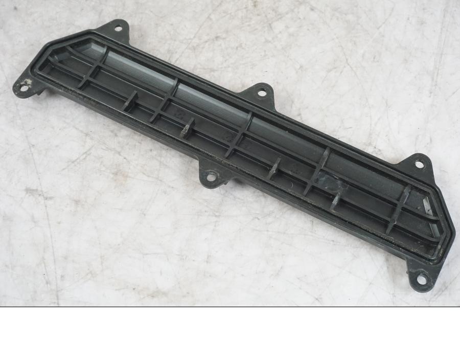 Snett nerifrån på Luftfilterkåpa från en Kawasaki ZX-6R -2006 motorcykel.