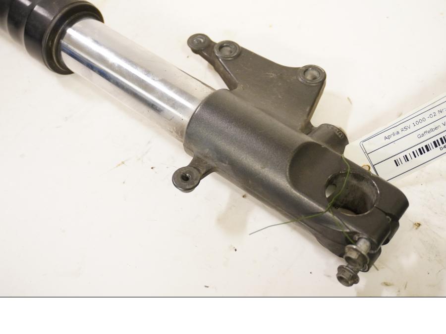 Baksidan på Gaffelben från en Aprilia RSV 1000 -2002 motorcykel.