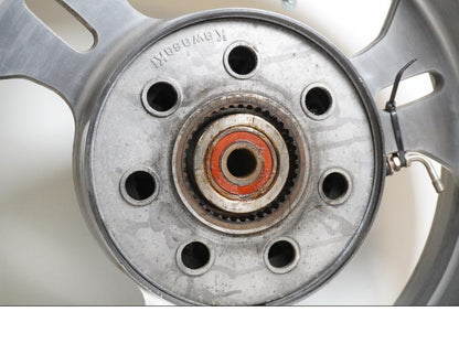 Baksidan på Fälg från en Kawasaki VN 1600 Mean Streak -2004 motorcykel.