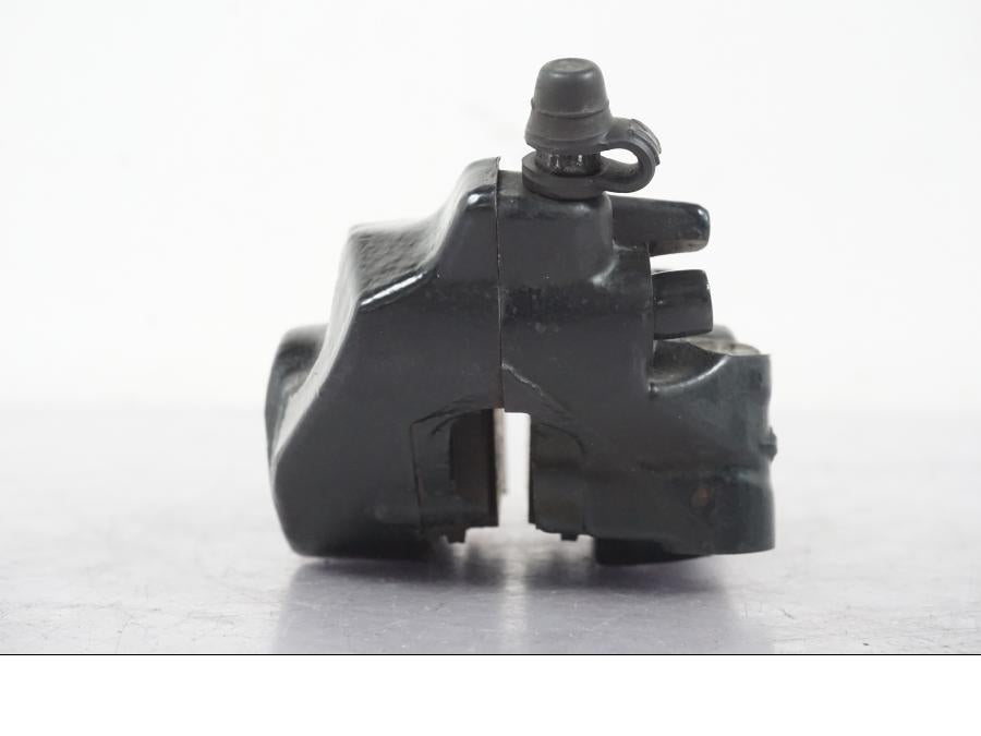 Vänster sida på Bromsok från en KTM 390 Duke -2018 motorcykel.