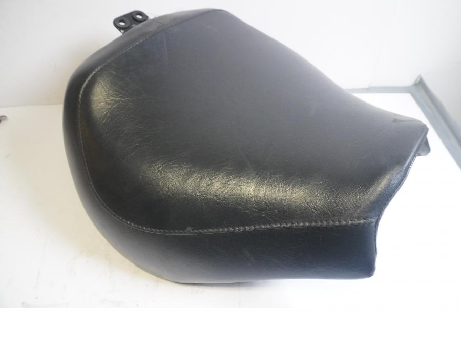 Framsidan på Sadel från en Suzuki M 800 -2007 motorcykel.