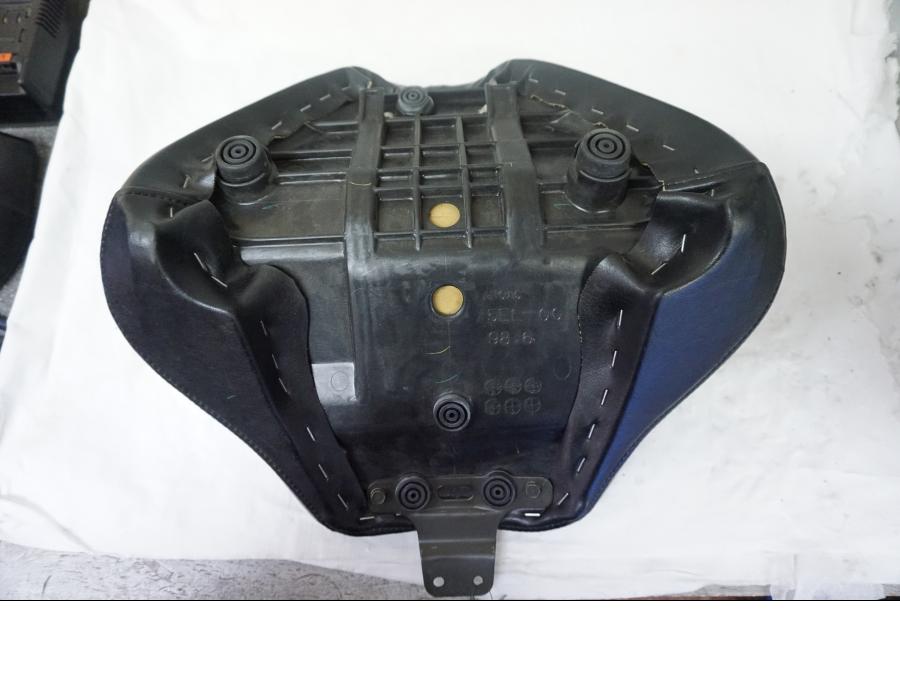 Höger sida på Sadel från en Yamaha XVS 1100 -2002 motorcykel.